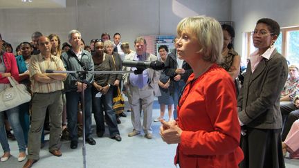 La d&eacute;put&eacute;e Elisabeth Guigou, le 24 mai 2012 &agrave; Pantin (Seine-Saint-Denis),&nbsp;devant quelques militants socialistes, avec George Pau-Langevin, ministre d&eacute;l&eacute;gu&eacute;e &agrave; la R&eacute;ussite &eacute;ducative (D). (ILAN CARO / FTVI)